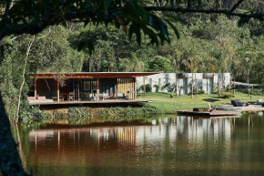 Bangalô sobre o lago no Vale das Videiras